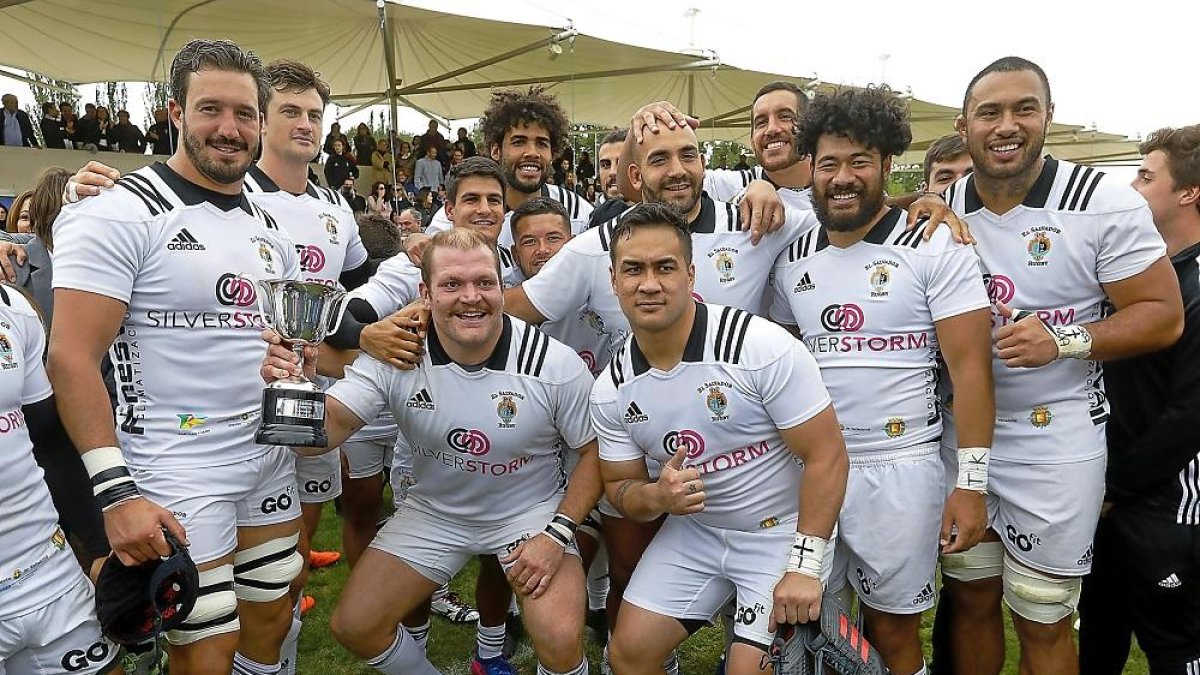 Jugadores del SilverStorm El Salvador celebran el último título de la Supercopa logrado ante el VRAC.-J. M. LOSTAU