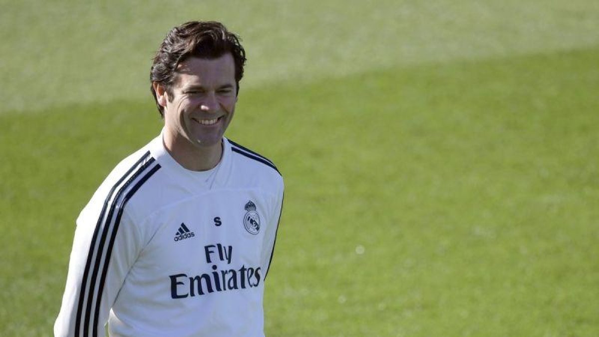 El técnico madridista Santiago Solari en el último entrenamiento antes del clásico de la Liga.-AFP