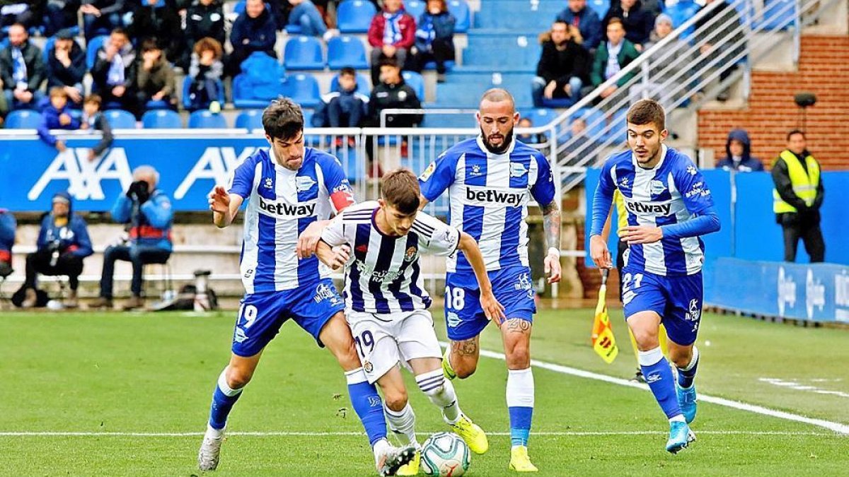 Manu García, Vidal y Martín intentan frenar la internada de Toni en el partido disputado en Mendizorroza.-PHOTO-DEPORTE