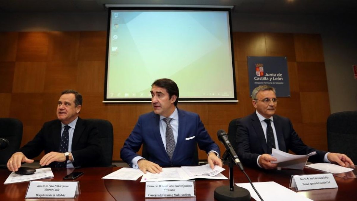 El consejero de Fomento y Medio Ambiente, Juan Carlos Suárez-Quiñones, presenta las guías de respuesta ante el riesgo de inundaciones de la provincia de Valladolid. Junto a él, el delegado de la Junta en Valladolid, Pablo Trillo (I)-ICAL