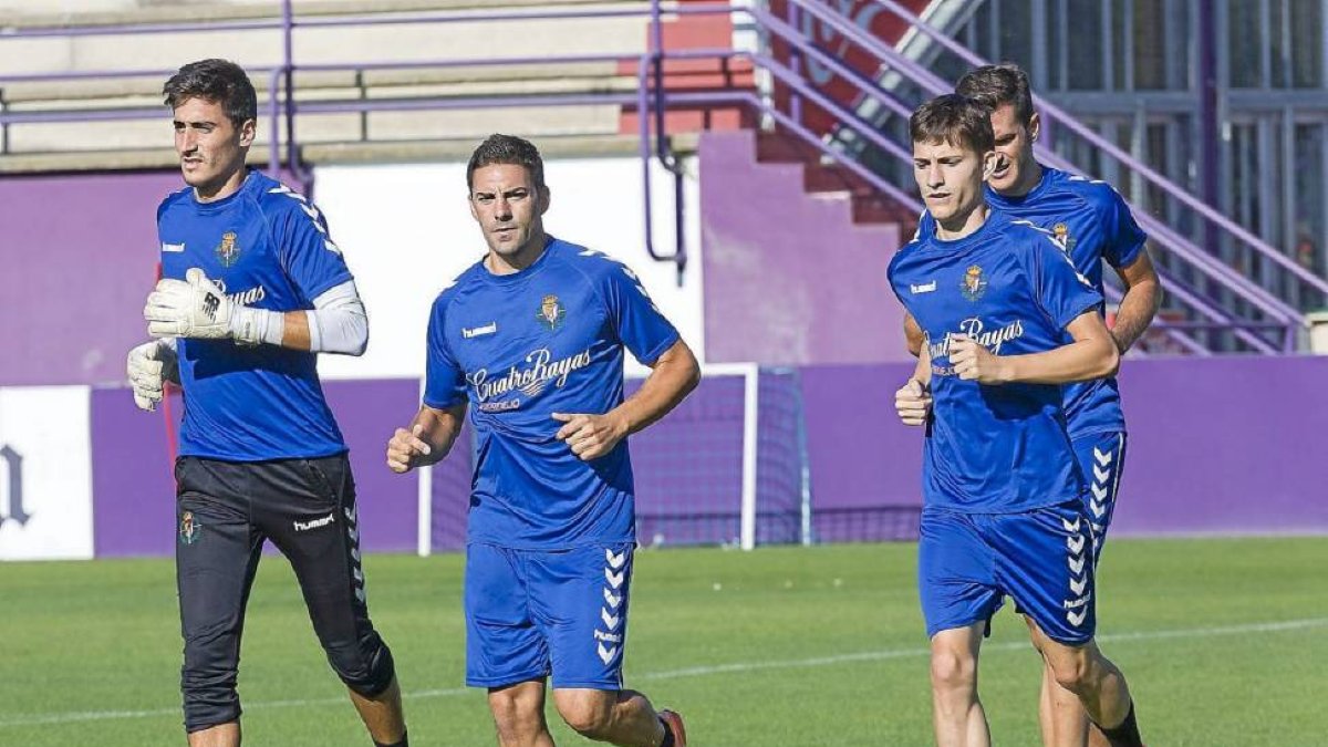 Óscar, segundo por la izquierda, corre junto a Mariño, Toni y Villar en un entrenamiento.-Pablo Requejo
