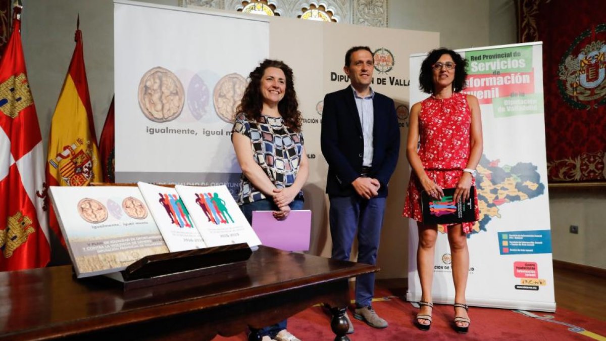 Conrado Íscar junto a Olga Santos (I) responsable del Plan de Igualdad de la Diputación y Marta Pérez (D), responsable del Plan de Juventud.-ICAL