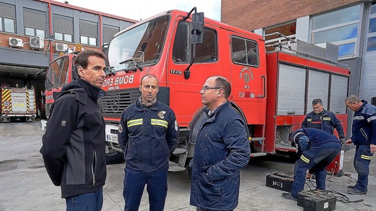 Javier Reinoso, Javier Bodego y Luis Vélez con los dos camiones que irán a Argelia detrás.-E. M.