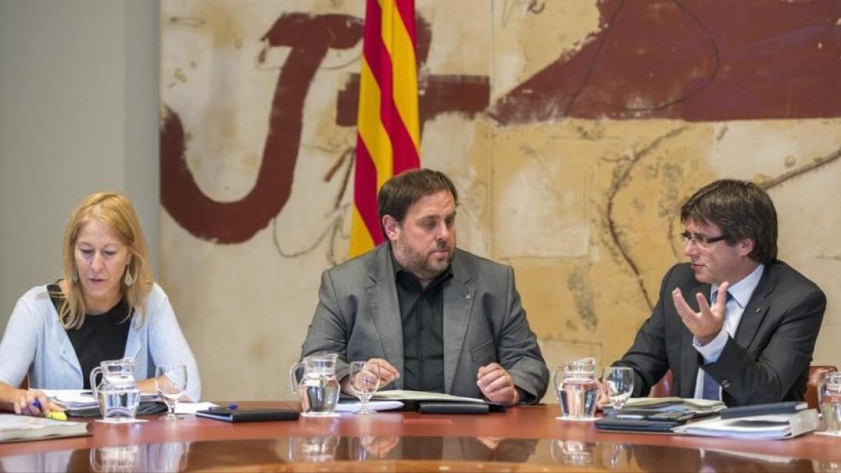 Neus Munté, Oriol Junqueras y Carles Puigdemont, en una reunión del Consejo Ejecutivo.-FERRAN SENDRA