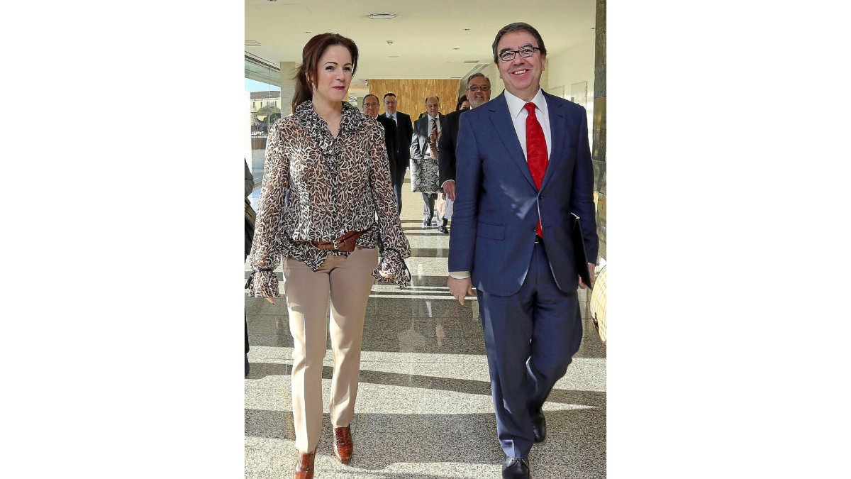 La presidenta de las Cortes, Silvia Clemente, junto con el rector de la Universidad de Alcalá, Fernando Galván.-ICAL