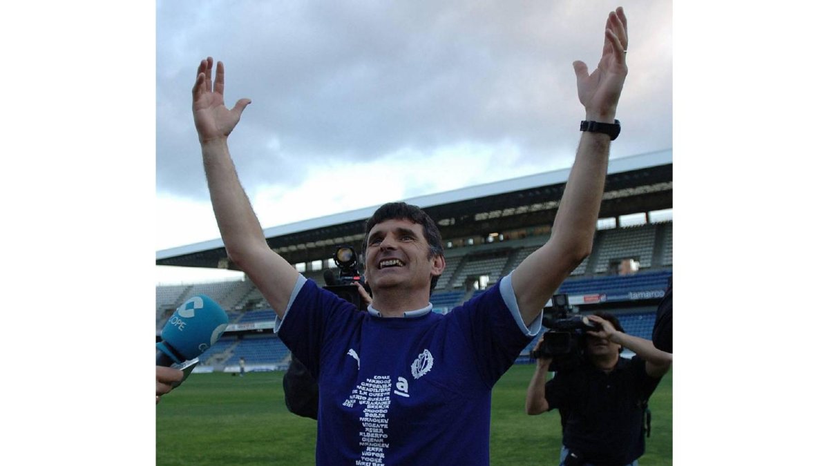 Medilibar saluda a la afición pucelana desplazada a Tenerife, el 22 de abril de 2007-Montse Álvarez