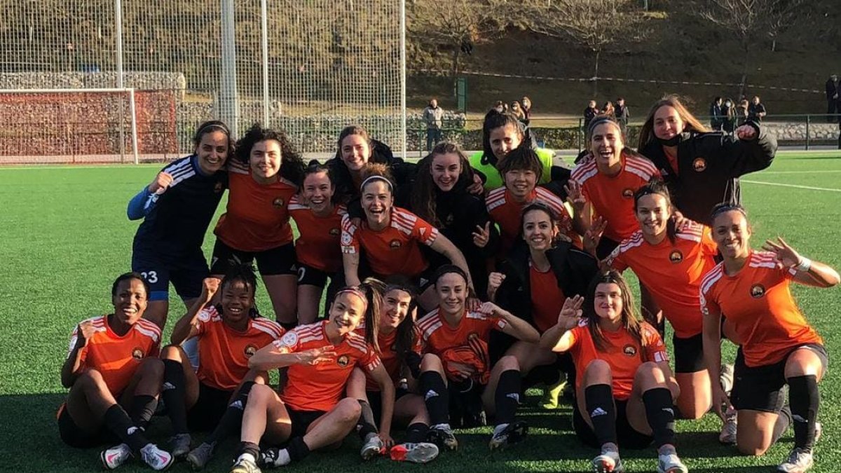 Jugadoras del Parquesol celebran la victoria en el José Luis Saso. / E.M.