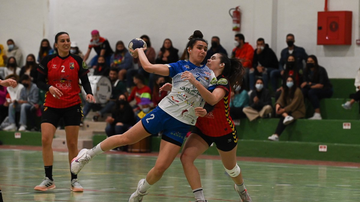 Elba Álvarez trata de lanzar, siendo agarrada por una jugadora local. / LOF