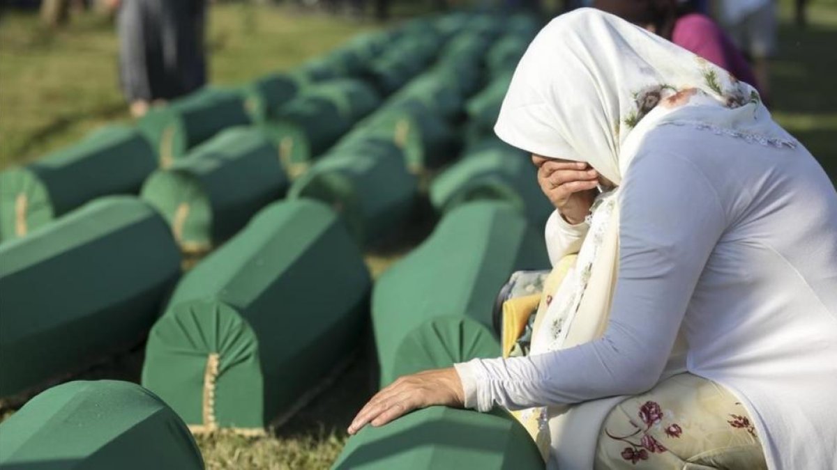 Una mujer llora junto a una de las nuevas víctimas identificadas de Srebrenica.-REUTERS / DADO RUVIC
