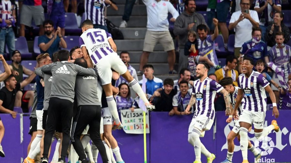 Los jugadores del Real Valladolid celebran el ascenso. / LALIGA