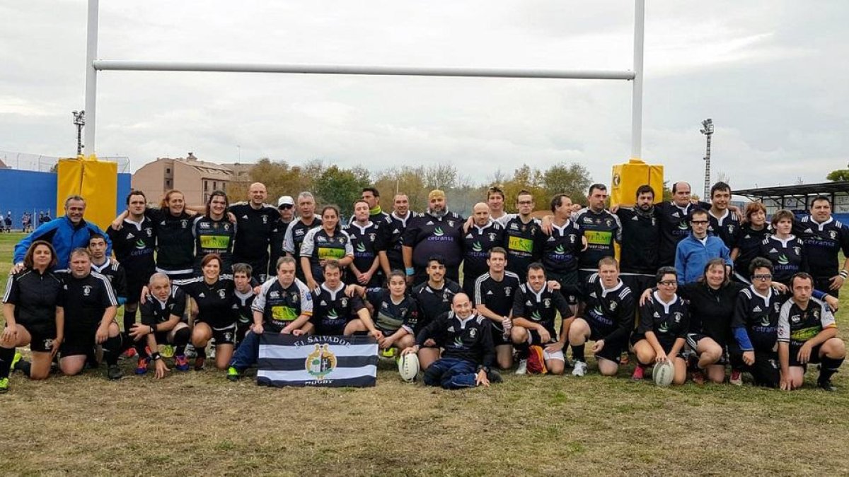 Los jugadores del equipo inclusivo de El Salvador posan después de ganar todos sus partidos en el torneo celebrado en Toledo.-TEO GARCÍA