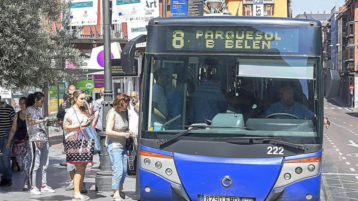 Pasajeros subiendo a un autobús de la línea 8 en la parada de Plaza Mayor.-PABLO REQUEJO (PHOTOGENIC)