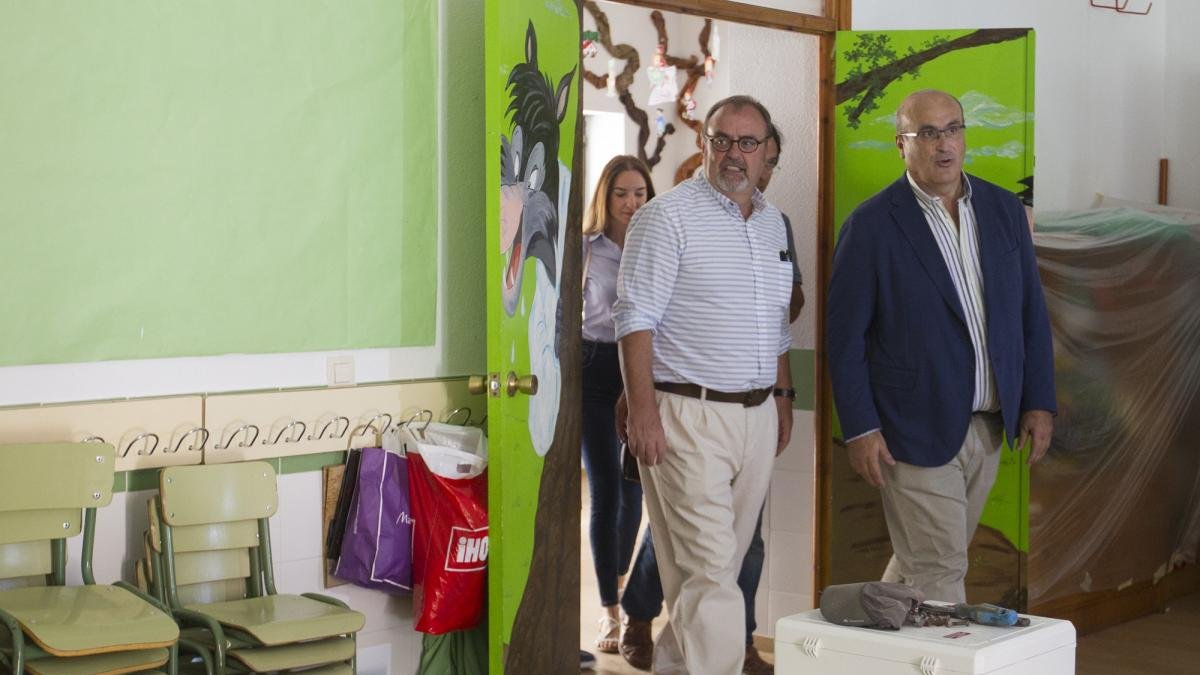 El consejero de Educación de la Junta de Castilla y León, Fernando Rey (i) y el director provincial de Educación en Zamora, Fernando Prada (d) visita el Centro de Infantil y Primaria (CEIP) ‘Arias Gonzalo’ de Zamora.-J. L. LEAL / ICAL
