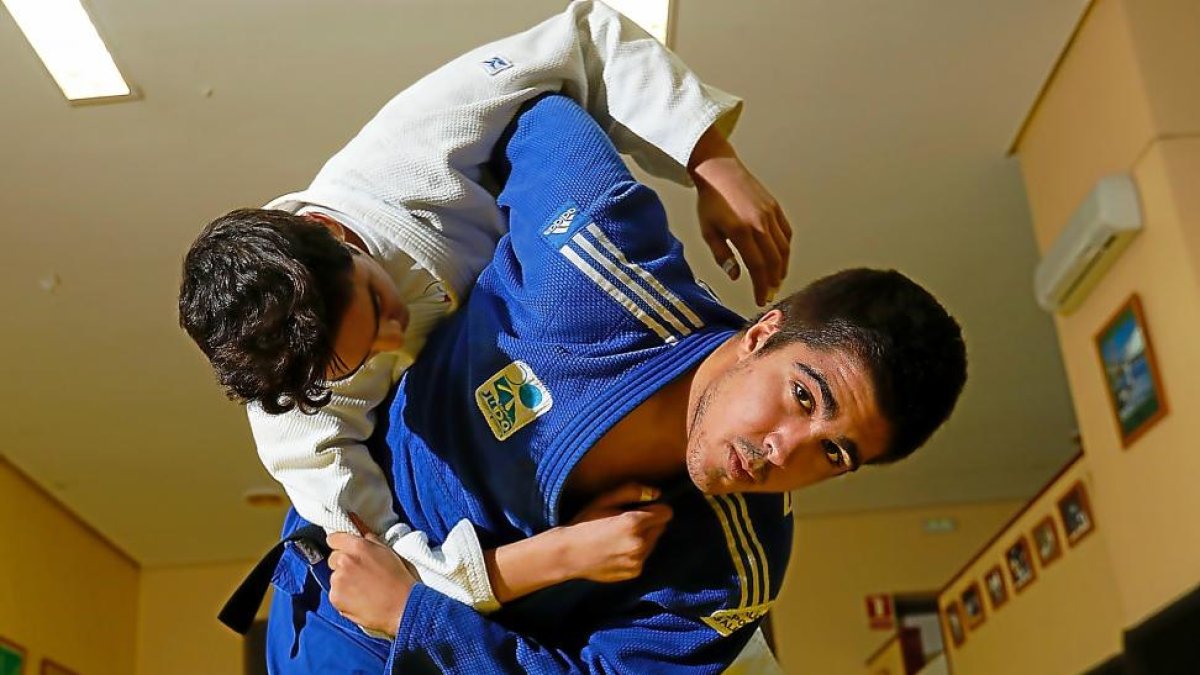 GuillermoCordero proyecta a un compañero durante un entrenamiento.-J.M. LOSTAU