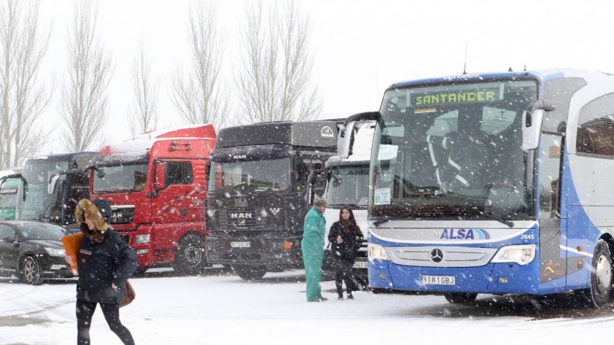 Camiones y autocares retenidos en areas de servicio en A-67 (Palencia-Cantabria) en Osorno (Palencia)-Ical