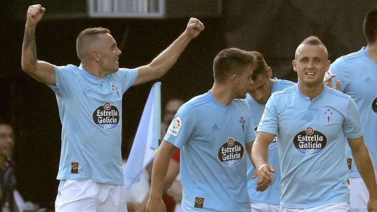 Aspas (izquierda) celebra un gol ante el Atlético junto a sus compañeros.-EFE