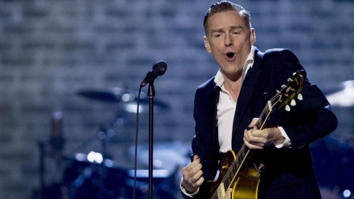 Bryan Adams, en un concierto en Calgary, el 3 de abril del 2016.-AP / JEFF MCINTOSH