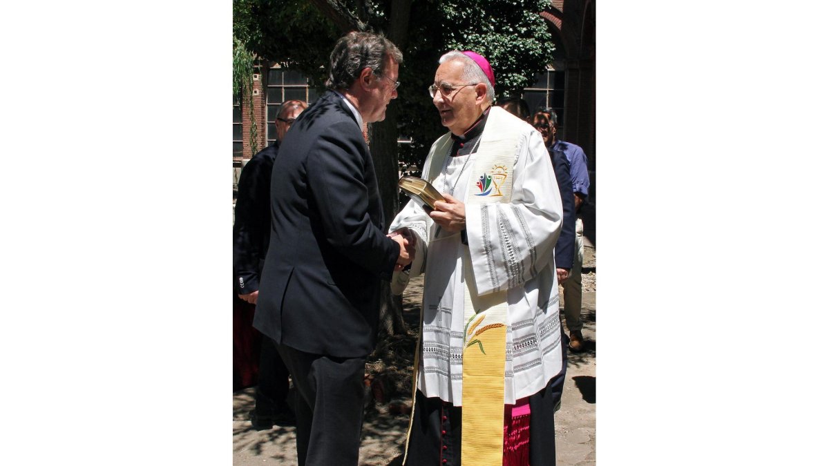 El obispo de León, Julián López, recibe al alcalde Antonio Silván en el acto de bendición y colocación de la primera piedra del futuro Museo Diocesano y de Semana Santa.-ICAL