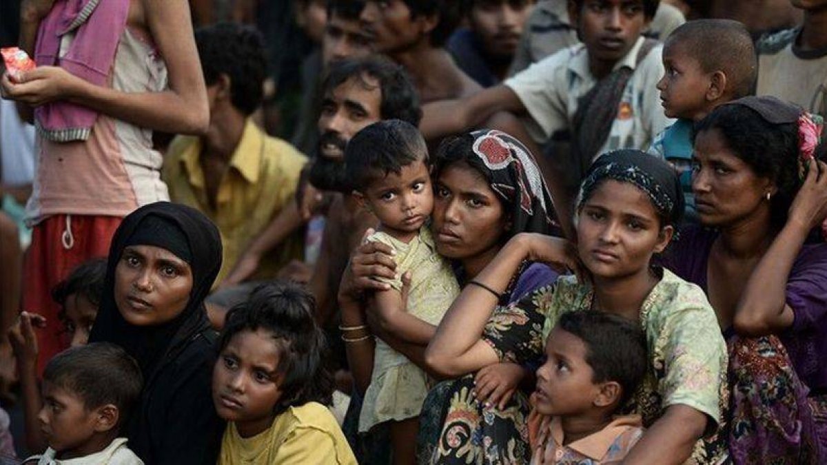 Inmigrantes Rohingya en una embarcación frente a las costas de Tailandia.-Foto: AFP / CHRISTOPHE ARCHAMBAULT