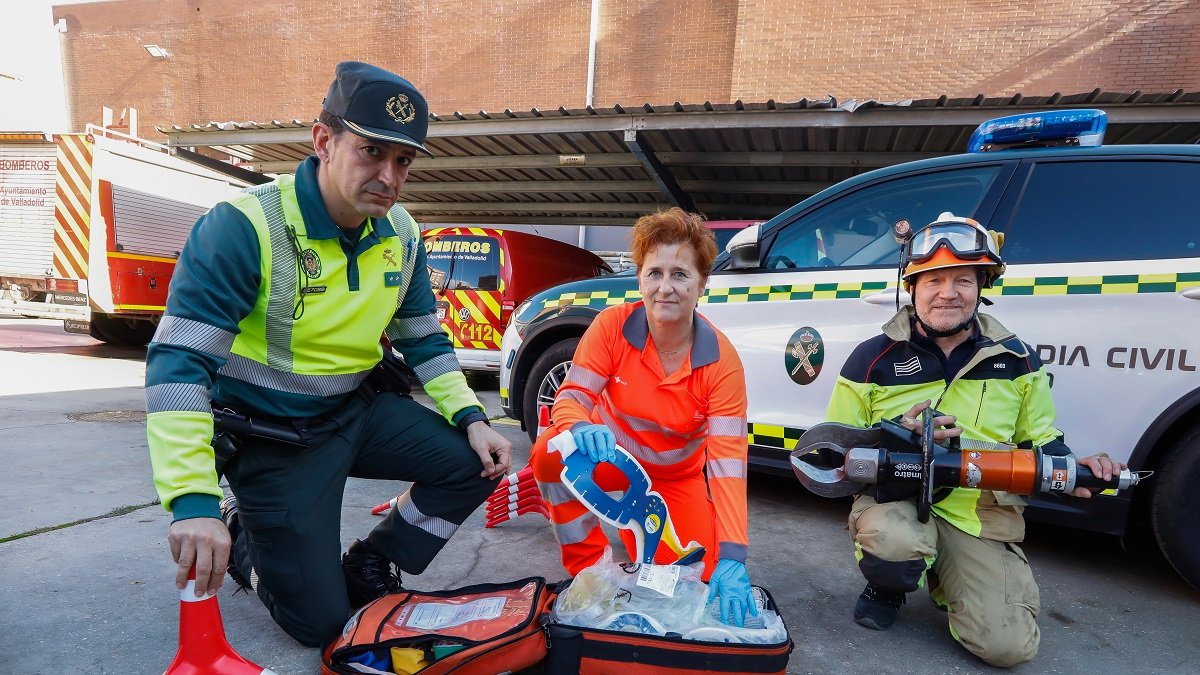 El teniente del subsector de Tráfico, Ramiro García, la médica de Emergencias Sanitarias de Sacyl, Esther Fraile, y el sargento de bomberos, Juan Carlos Rodríguez. -J.M. LOSTAU
