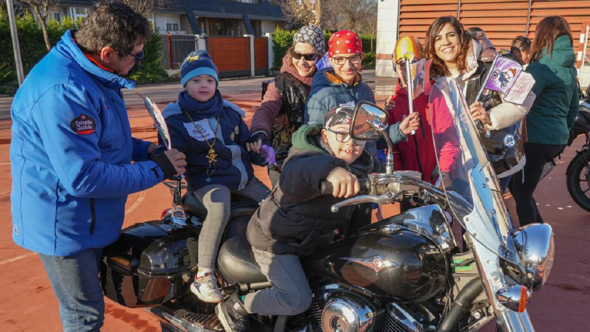 'Pingüinos' visita el colegio de Educación Especial de la Junta en Covaresa- J.M. LOSTAU