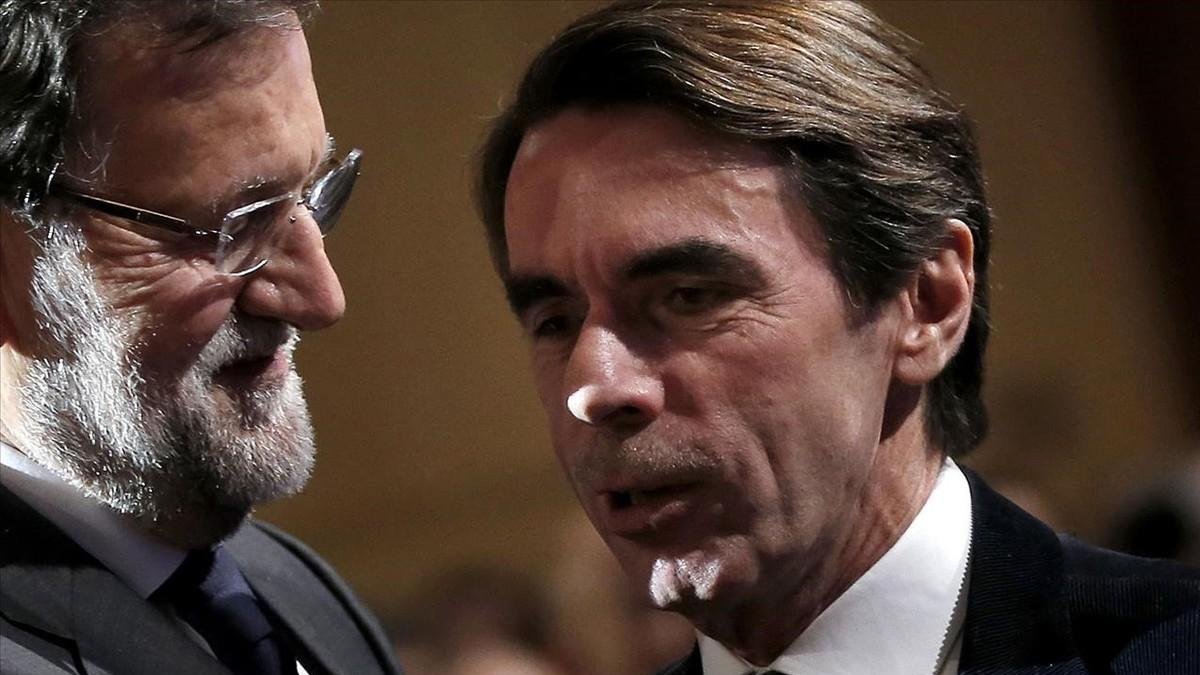 Los expresidentes José María Aznar y Mariano Rajoy en una convención del PP de 2015-JOSE LUIS ROCA