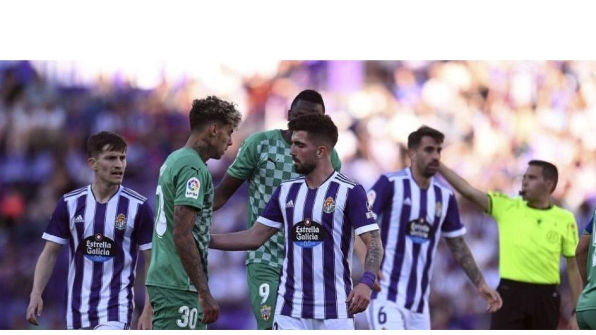 Disputa sin balón en el duelo ante el Almería. / LA LIGA