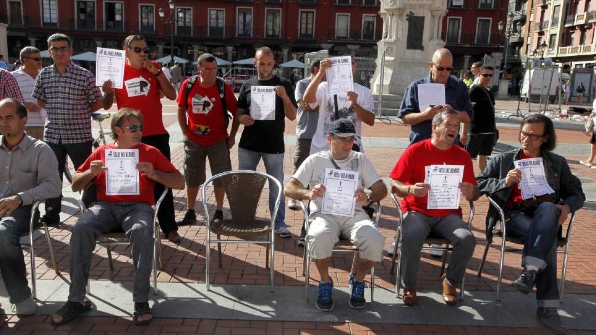 La ciudad de Valladolid se suma a los actos de 'Las sillas del hambre' para reclamar que ningún parado se quede sin prestación-Ical