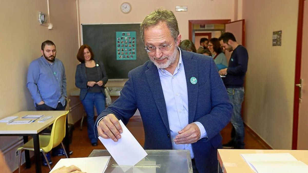 Manuel Saravia, candidato a la Alcaldía de Valladolid Toma la Palabra, en el momento de votar.-J.M. LOSTAU