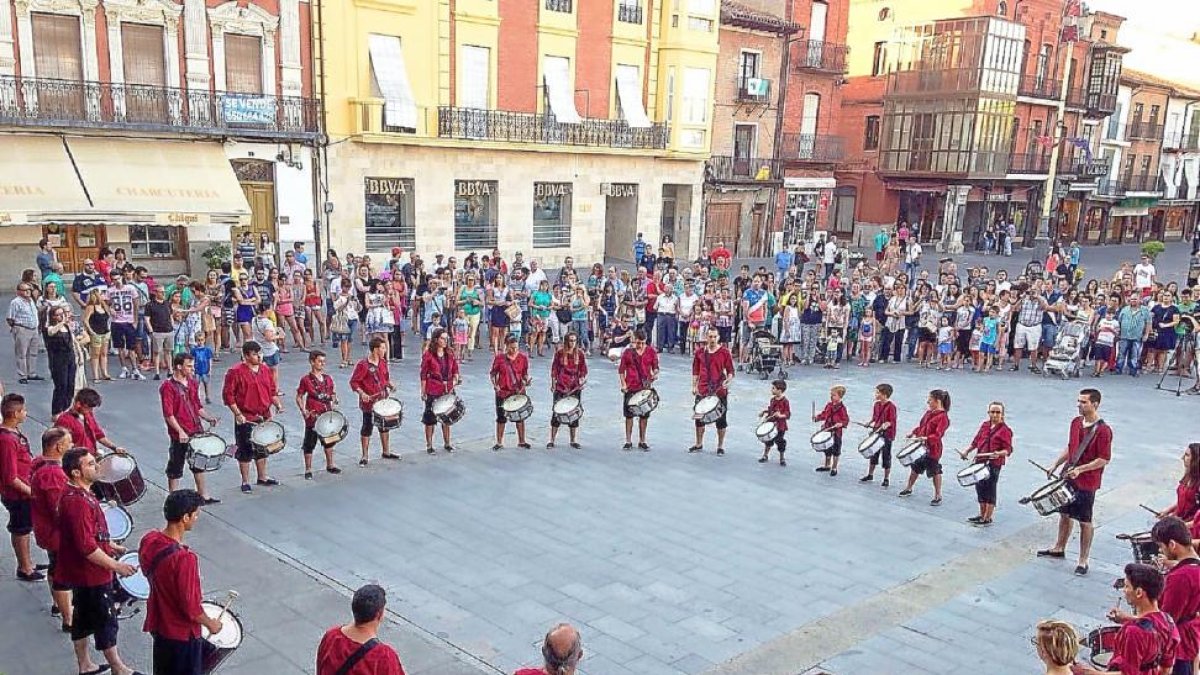 Tamborrada Imperial en la plaza Mayor de la Hispanidad dentro de los actos de la Semana Renacentista en Medina del Campo.-E. M.