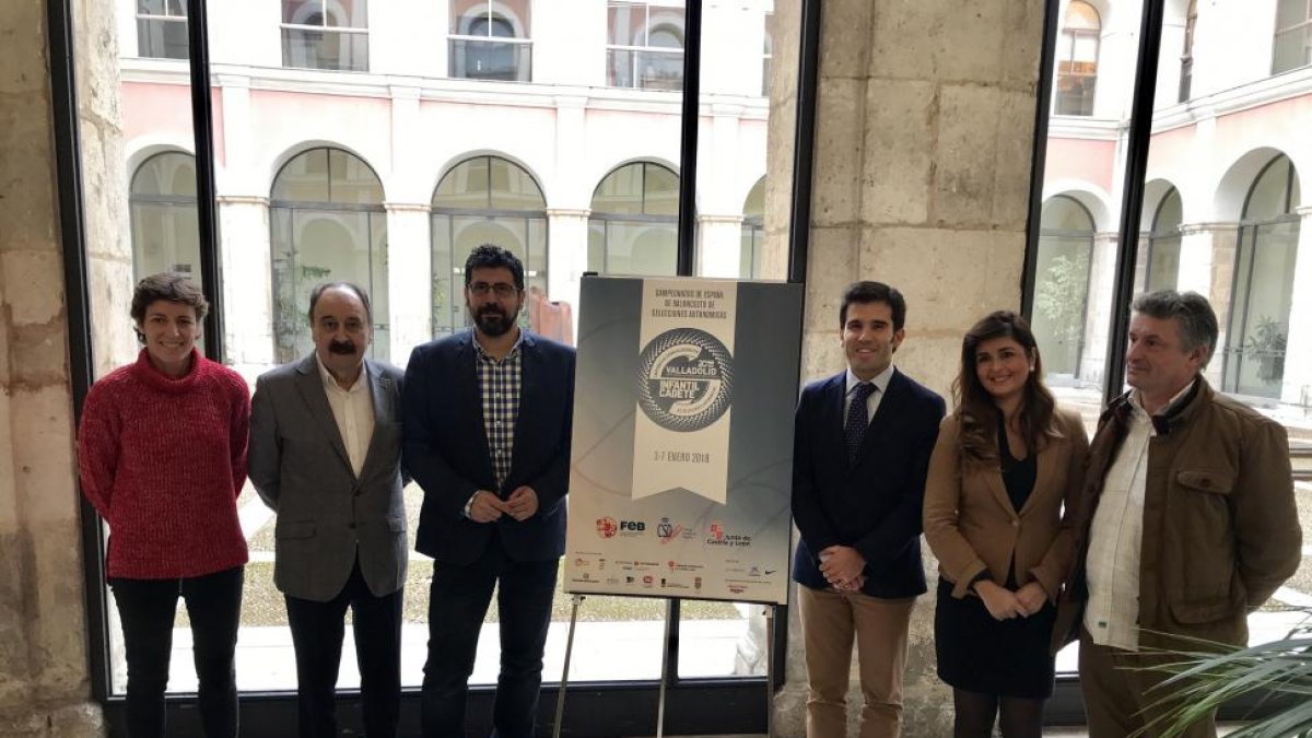Elisa Aguilar (FEB) , el presidente de la FBCyL Carlos Sainz, el concejal Alberto Bustos, el director general de Deportes Alfonso Lahuerta, la alcaldesa de Zaratán Susana Suárez y el concejal de Arroyo Serbelio Fernández, ayer en Monasterio de Prado.-G. VELASCO