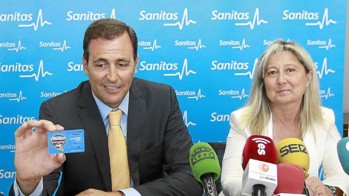 Sánchez-Valencia el día que presentó los carnets de abonado del BM Atlético junto a Ángela Guerra (Sanitas)-J.M. Lostau