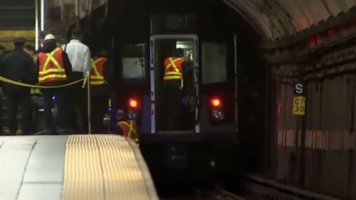 Un hombre muere al quedar enganchado en las puertas del metro en Nueva York.-ATLAS