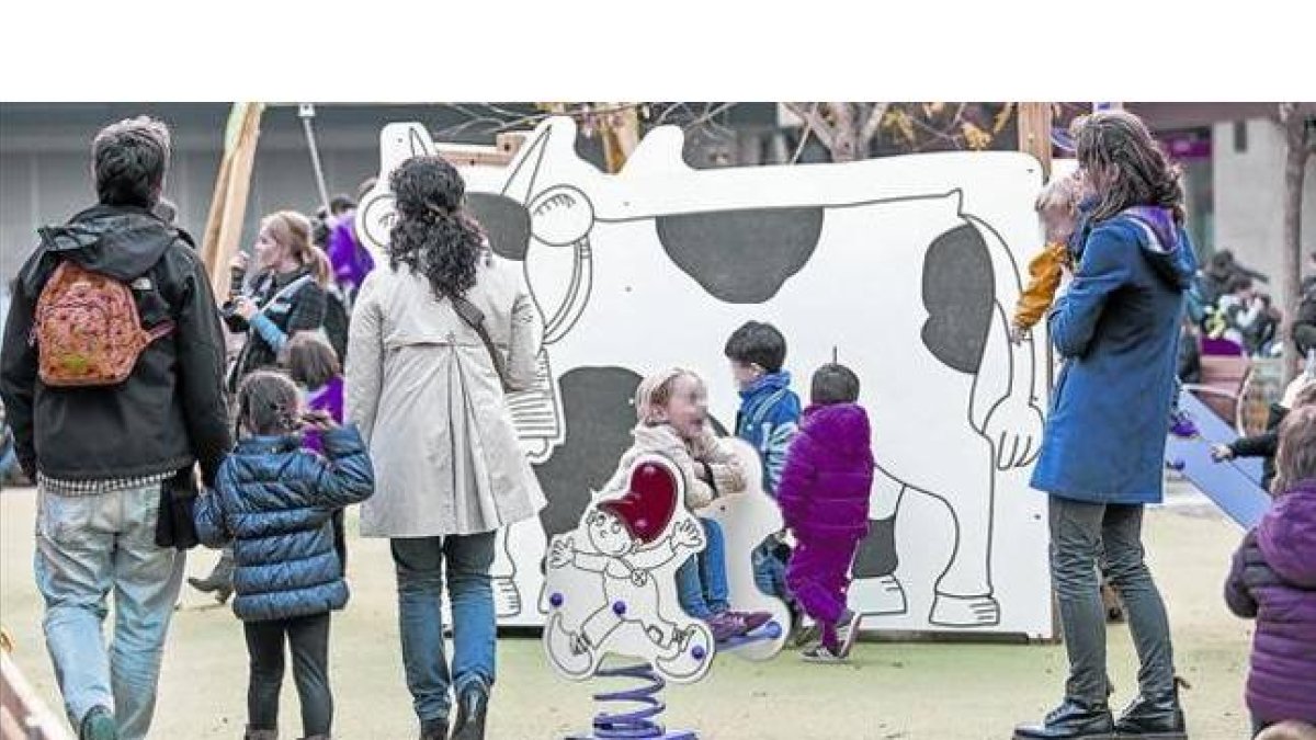 Varias familias con niños de corta edad, en un parque infantil.-Foto: MARC SÀNCHEZ