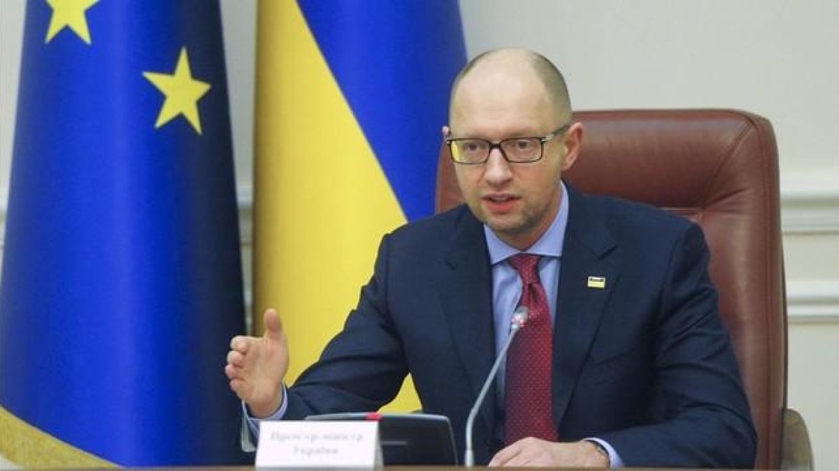 El primer ministro ucraniano, Arseniy Yatseniuk, se dirige a los diputados durante la sesión parlamentaria de este viernes.-EFE / SERGEY DOLZHENKO