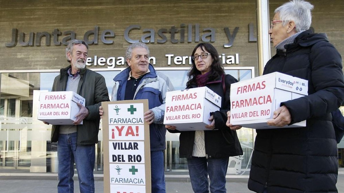 Vecinos de la zona de Tierras Altas, en Soria, entregaron ayer las firmas ante la Junta.-LUIS ÁNGEL TEJEDOR
