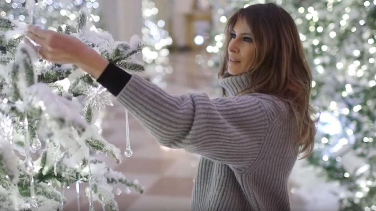 Melania Trump, mostrando los abetos decorados de la Casa Blanca.-/ PERIODICO (YOUTUBE)