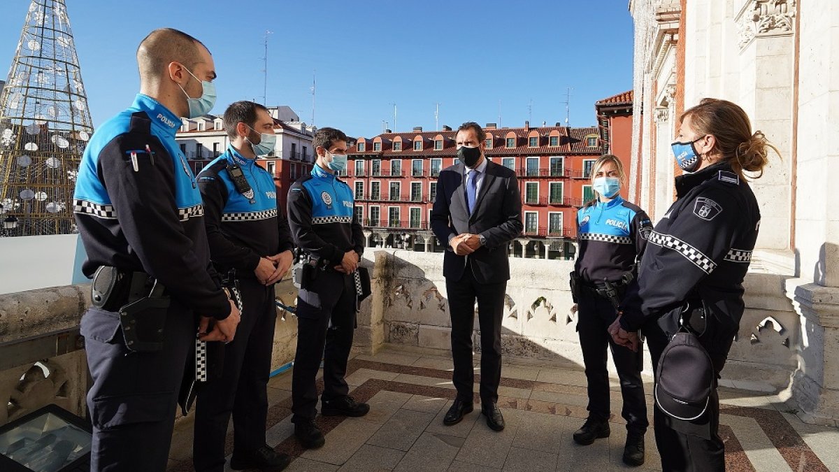 Cuatro nuevos policías locales de Valladolid con el alcalde de la ciudad Óscar Puente.- E.M.