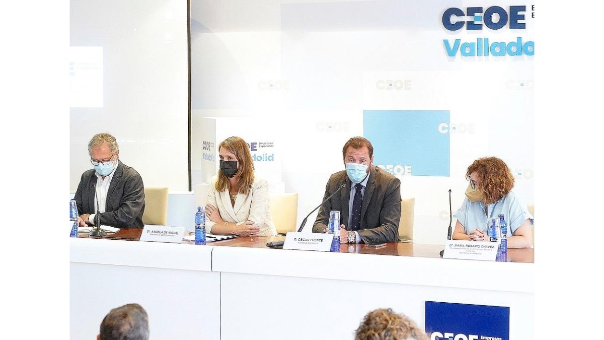 Manuel Saravia, Ángela de Miguel, Óscar Puente y Rosario Chávez en la sede de CEOE-Valladolid. E.M.