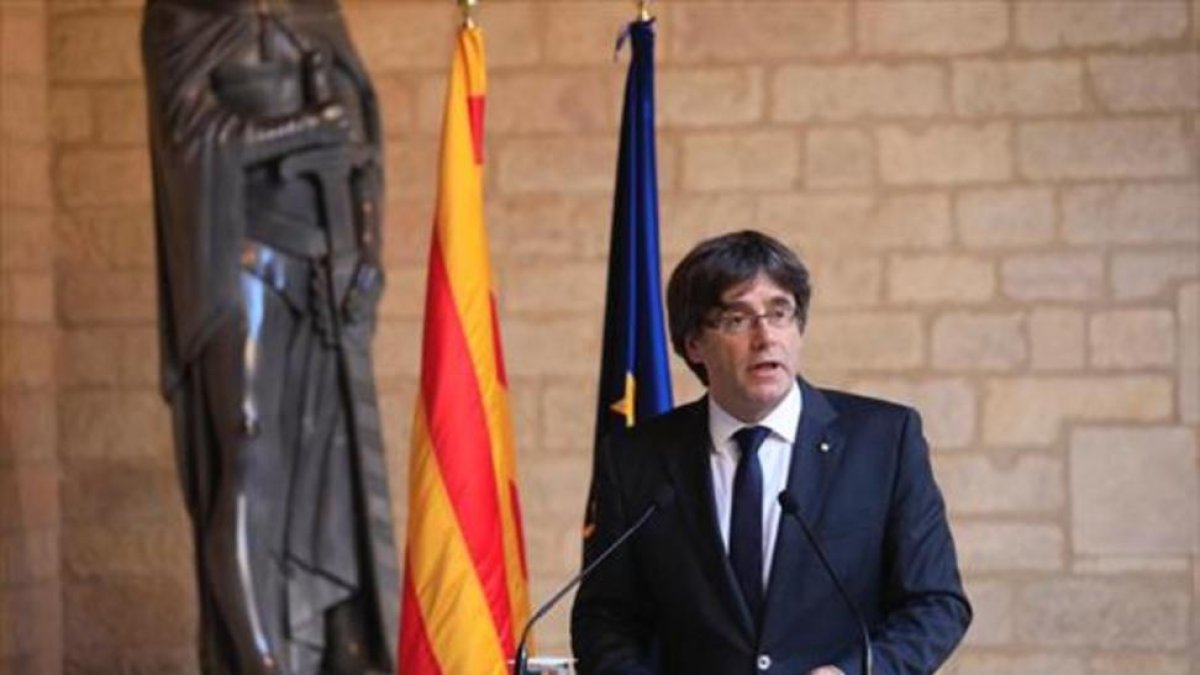 Puigdemont, al anunciar en el Palau que no convocaba elecciones.-FERRAN NADEU