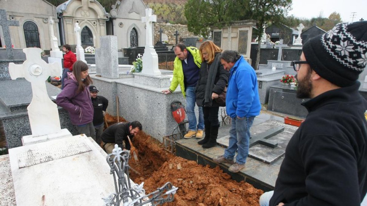 Trabajos de la Asociación para la Recuperación de la Memoria Histórica, ARMH, para buscar los restos de Vicenta López y Jesús Camuñas, asesinados en 1948, en el cementerio de Villafranca del Bierzo-Ical