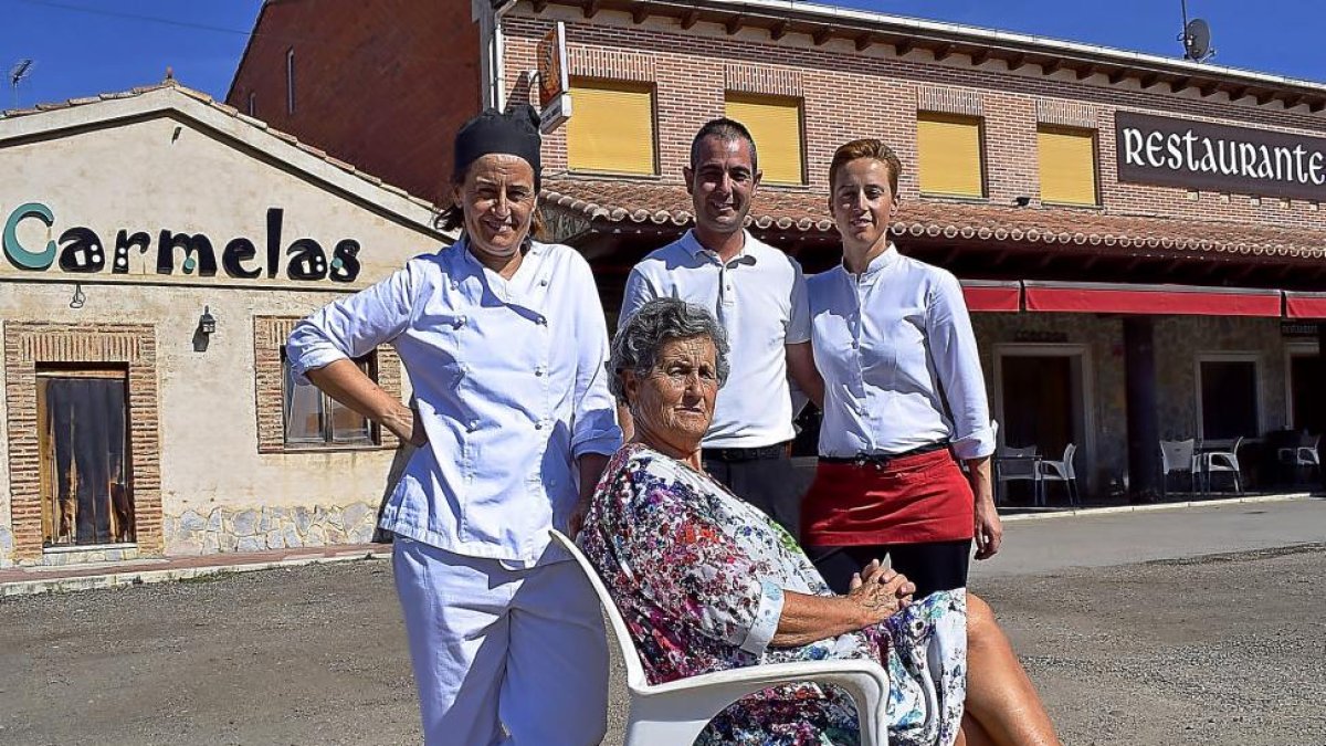 Carmela, junto a su familia –hoy equipo de cocina y sala–, en el exterior de su restaurante de Villardefrades.-ARGICOMUNICACIÓN