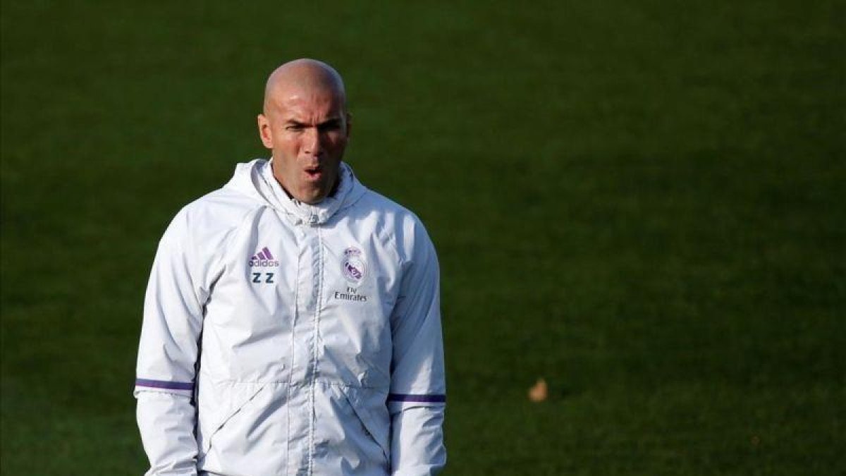 Zinedine Zidane, durante el entrenamiento del Madrid de este viernes en Valdebebas.-REUTERS / JUAN MEDINA