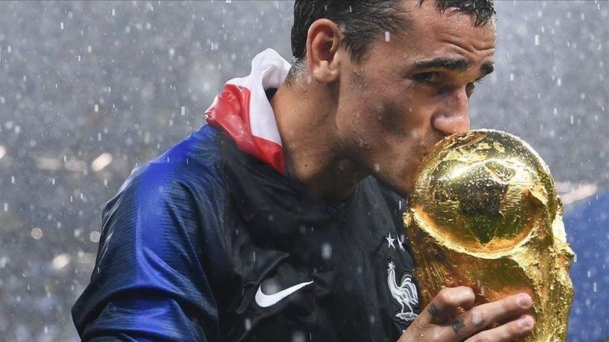 Griezmann besa la Copa del Mundo.-FRANCK FIFE (AFP)