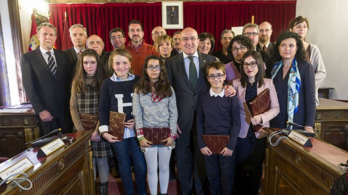 Foto de familia de los galardonados junto al presidente de la Diputación Jesús Julio Carnero-Pablo Requejo
