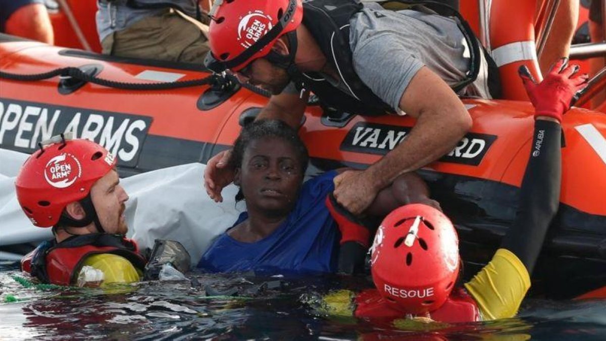Rescate de una mujer camerunesa en alta mar por Proactiva Open Arms el pasado mes de julio.-AFP / PAU BARRENA
