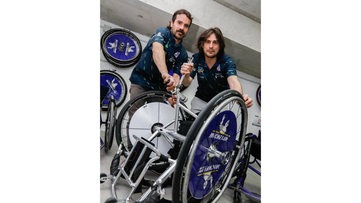 DavidTorres y Luis Alberto de Castro trabajan con una silla en el taller del FundaciónGrupo Norte.-J. M. LOSTAU