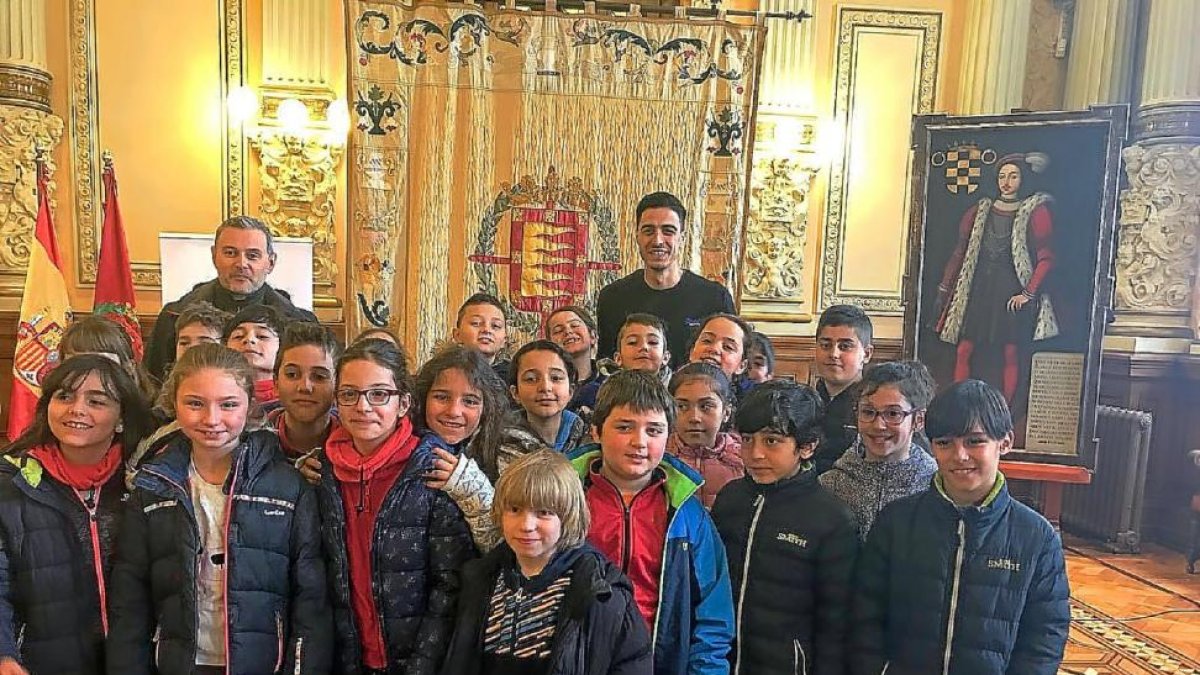 El taekwondista Joel González posa con los alumnos de 3º de Primaria del colegio Pablo Picasso.-EL MUNDO