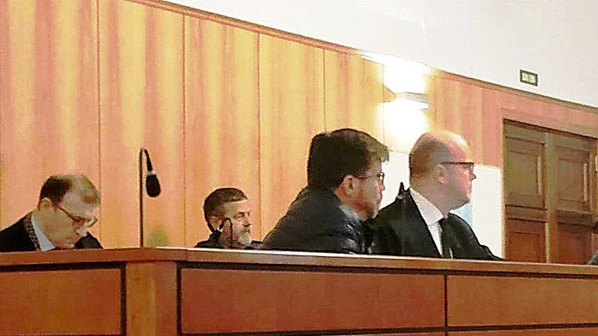 El estafador con su abogado en la Audiencia de Valladolid. E. PRESS