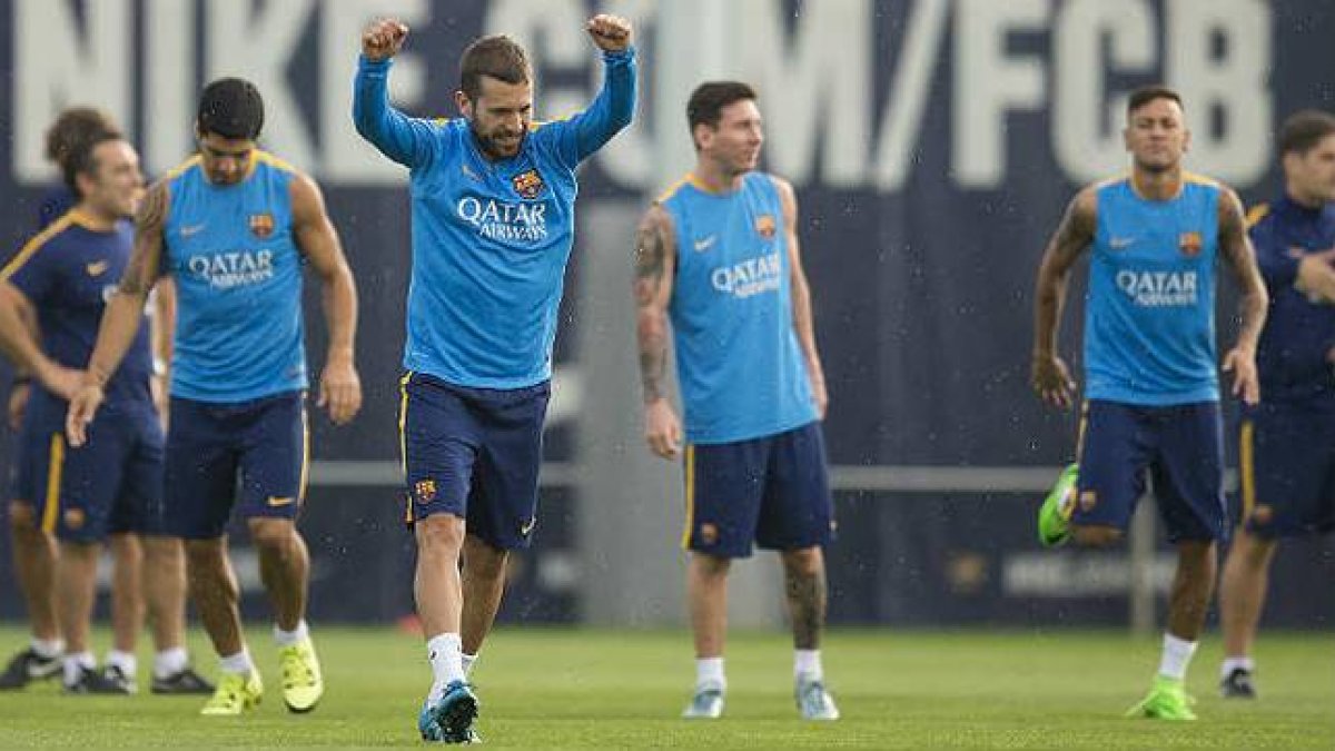 Jordi Alba levanta sus brazos durante la sesión de entrenamiento del FC Barcelona en la ciutat esportiva antes de viajar a Bilbao.-Foto: JORDI COTRINA